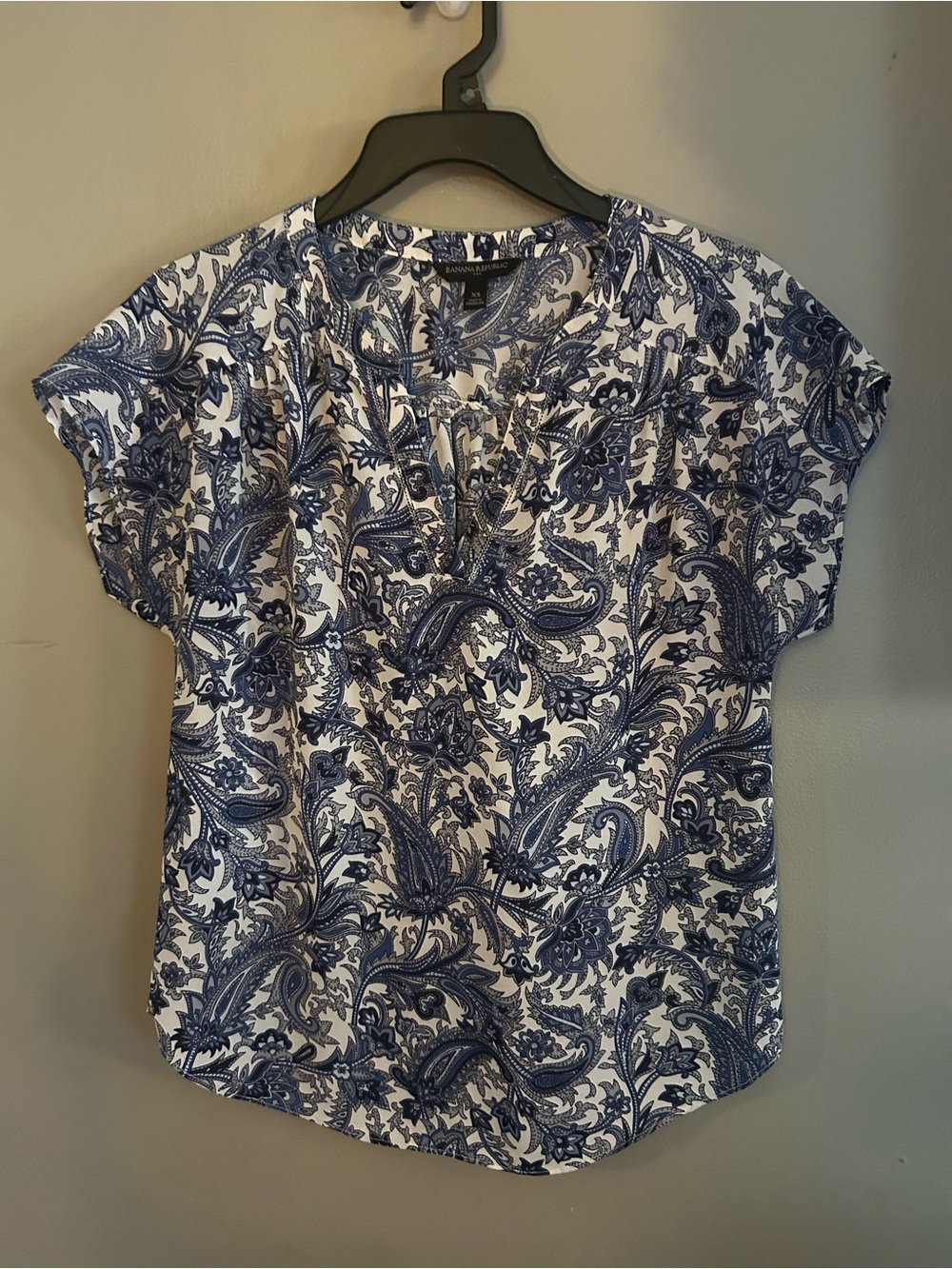 Banana Republic Factory Shirt - blue/white paisley floral cap sleeve v neck